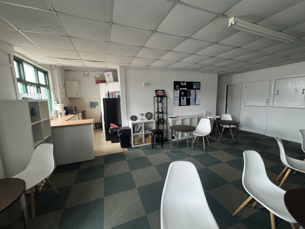 Lot: 150 - COMMERCIAL INVESTMENT WITH FURTHER LETTING POTENTIAL - Kitchen and seating area